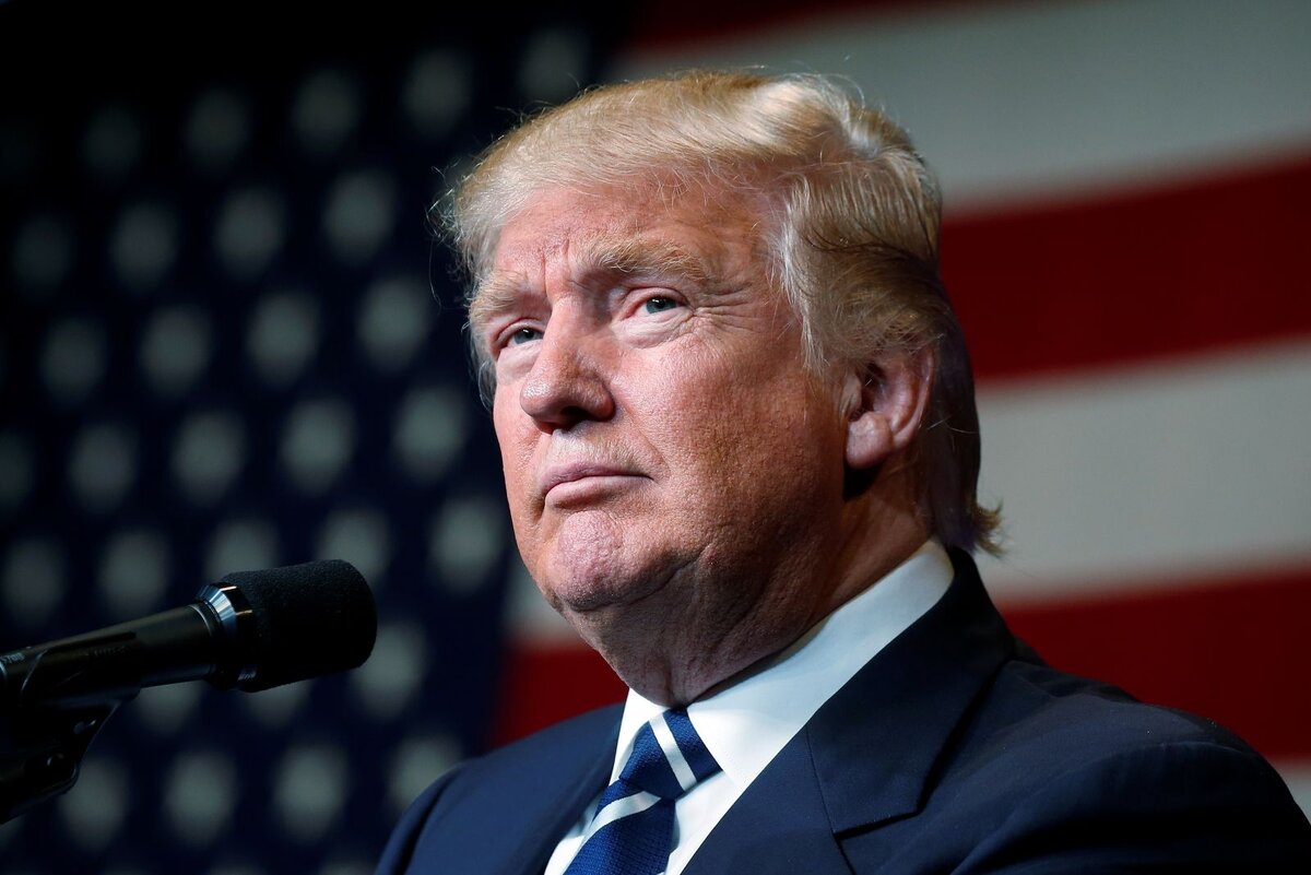 О своём решении по поводу видеоприложения Трамп объявил в разговоре с журналистами 31 июля, подчеркнув, что блокировка произойдёт «немедленно», как только он подпишет необходимые документы. Президент США отметил, что право на это ему даёт Международный закон о чрезвычайных полномочиях. О возможной блокировке TikTok он говорил ещё в начале июля на фоне ухудшения отношений с Китаем и подозрений о том, что приложение собирает и распространяет данные о своих пользователях.
Представители TikTok в Америке отрицают подобные обвинения, утверждая, что вся личная информация о пользователях из США хранится на территории страны и её сохранности уделяют особое внимание. В компании также отметили, что за 2020 год наняли около тысячи сотрудников в Соединённых Штатах и собираются привлечь ещё десять тысяч.
Решение Дональда Трампа может помешать вероятной сделке между владельцами TikTok, компании ByteDance, и Microsoft. По данным СМИ, корпорация планирует выкупить американскую часть бизнеса — источники утверждали, что продать эту долю ByteDance заставят в правительстве США. В Microsoft отказались комментировать ситуацию.
