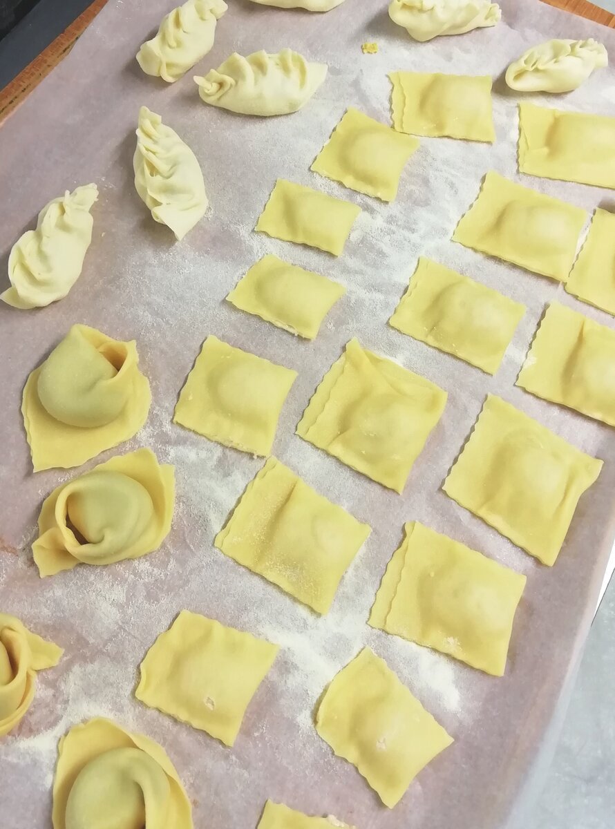 Квадратные-равиоли, похожие на пельмени-тортеллони, в виде пирожка-кулурджонес