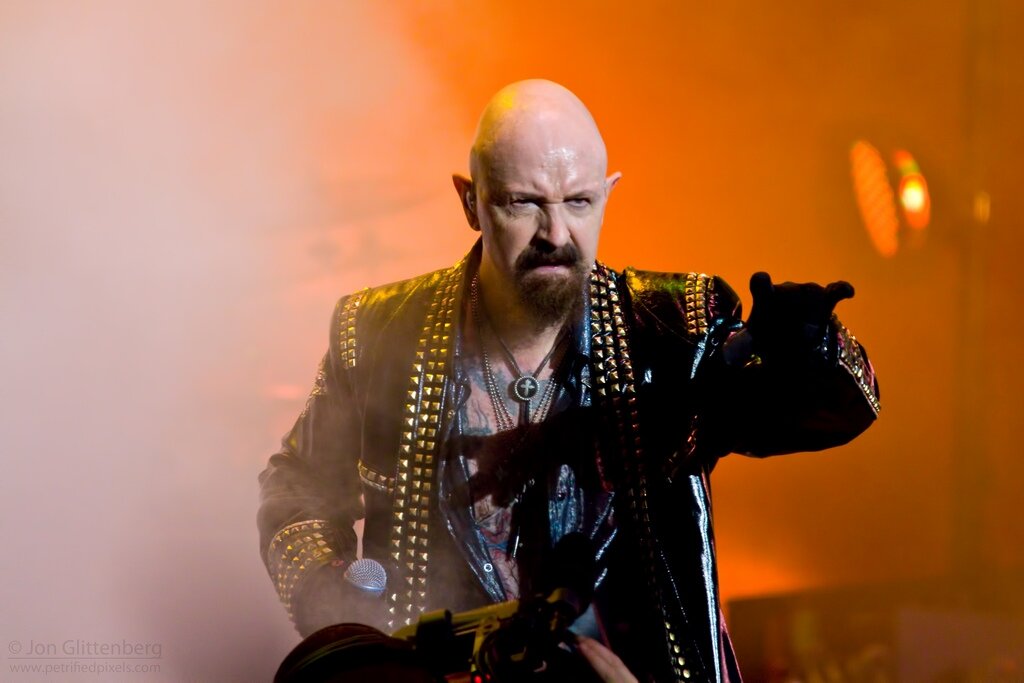 Роберт Джон Артур «Роб» Хэ́лфорд. Rob Halford 2022. Rob Halford молодой. Роб Хэлфорд с длинными волосами.