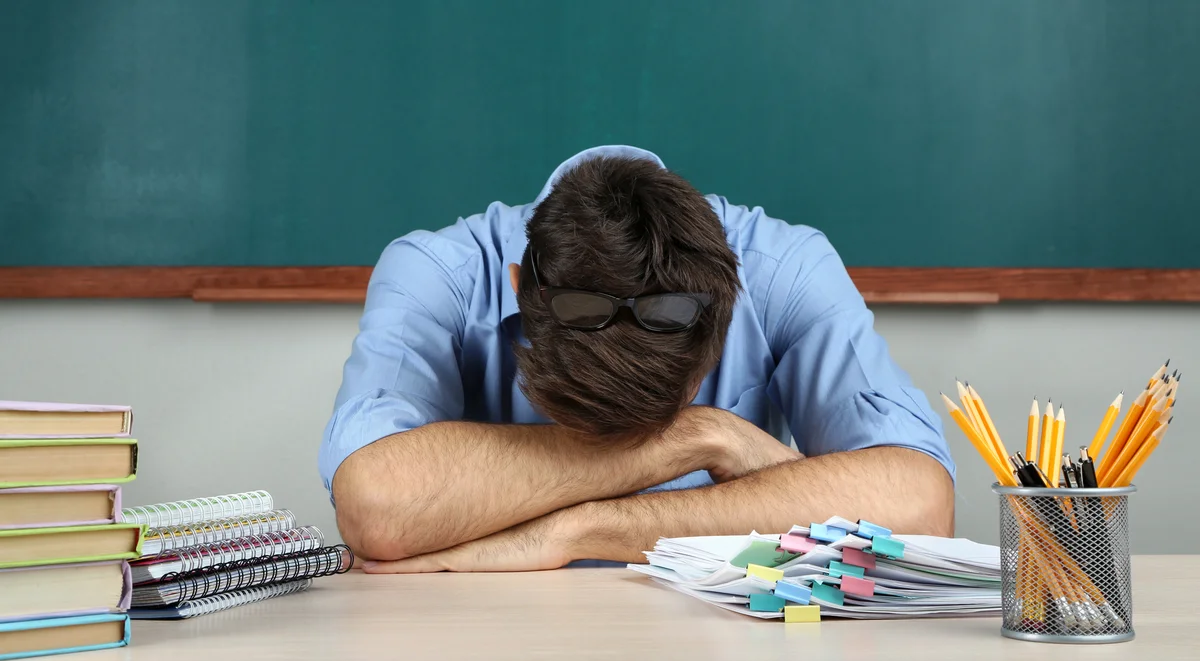 Teacher burnout. Уставший учитель. Уставший педагог. Грустный учитель. Преподаватель устал.