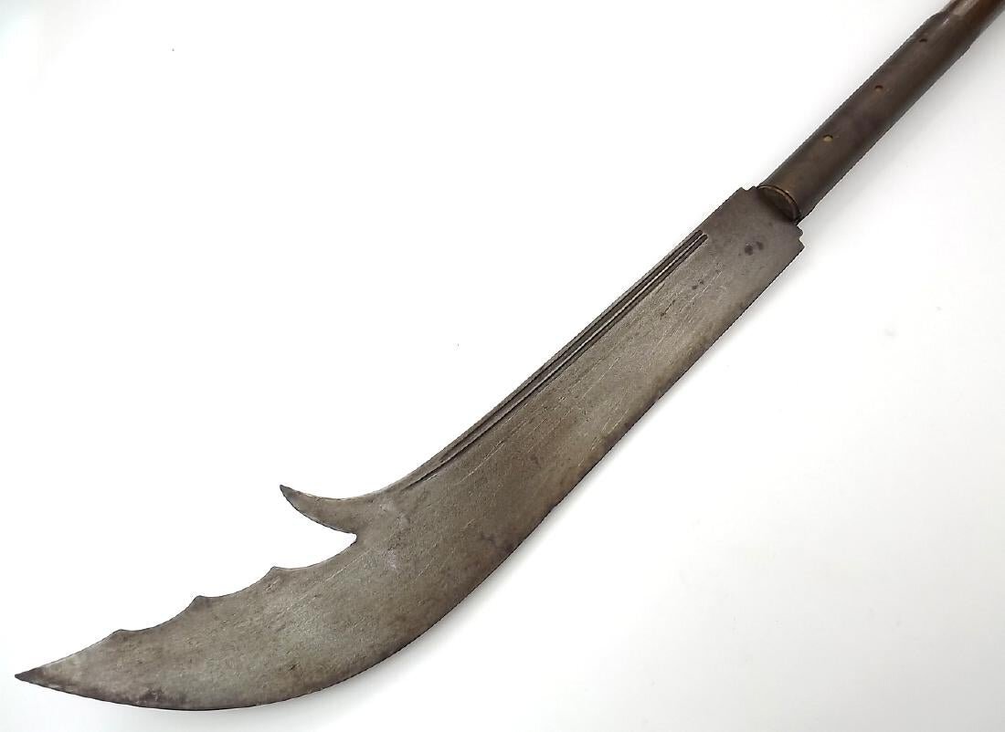 Конкретно эта не сказать чтобы совсем уж кустарная. Но вот к древку ее привинтили левой пяткой правой ноги. 