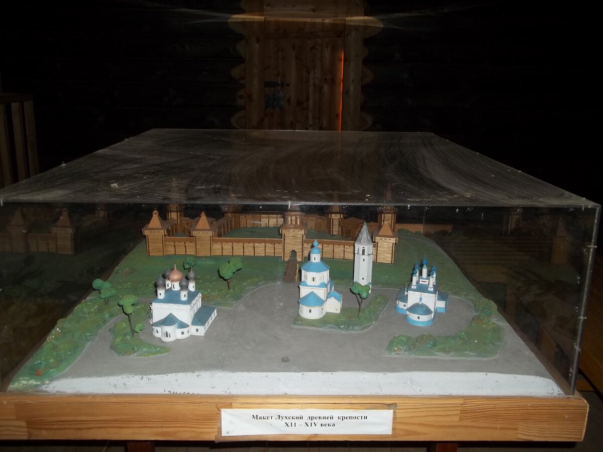 Такой она должна быть согласно проекту, но построена лишь передняя стена, даже не с четырьмя как на макете, а с одной башней