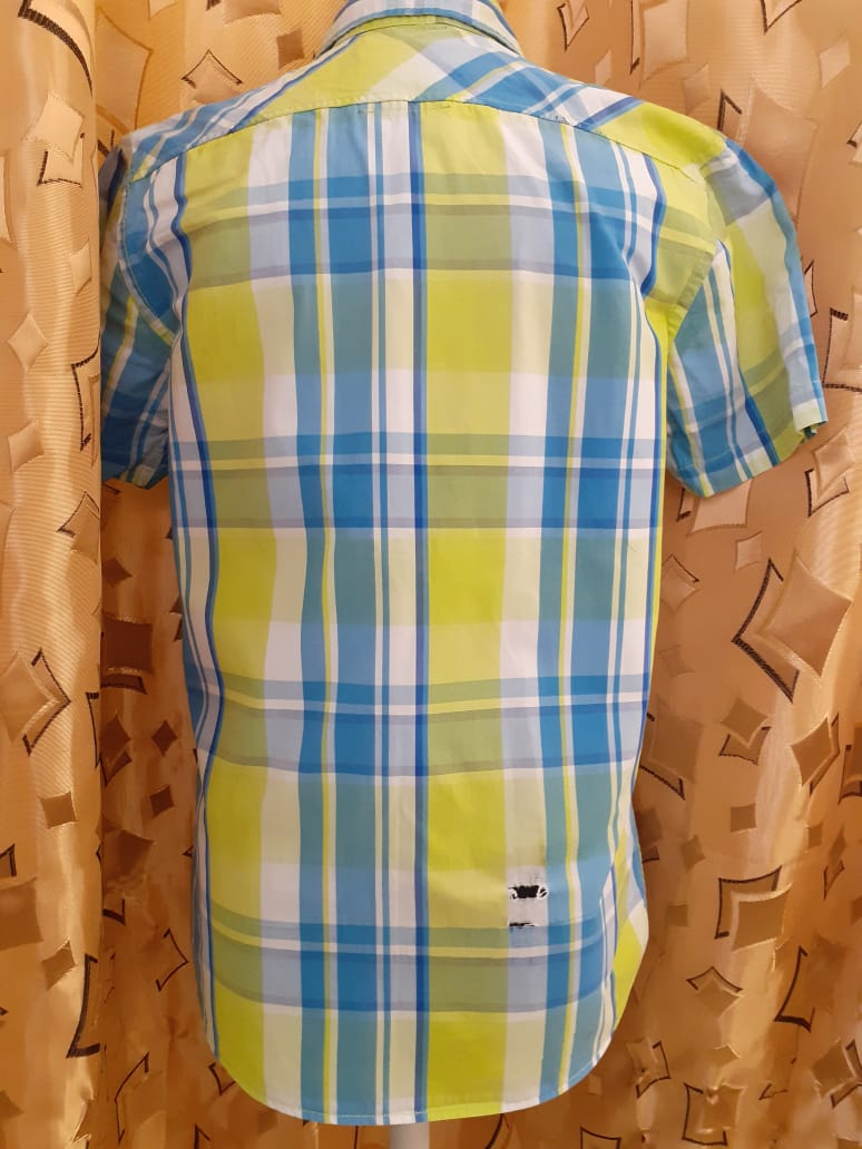 💥 Со временем, даже качественные вещи приходят в негодность. Но если вещь выбросить обидно, то в зависимости от того, насколько пострадала деталь — ее можно отреставрировать. 
Наша заказчица принесла рубашку из тонкого хлопка. В местах постоянного соприкосновения с ремнем — ткань протерлась и появились "прорехи".

Мы предложили вариант: использовать в качестве заплатки ткань с нагрудного кармана, а на карман была использована ткань, близкая по цвету и составу.

Подогнав рисунок клетки на ткани, мы сделали ремонт заплатки. Ремонт заказчице обошелся в 400 руб. Дешевле, чем купить новую фирменную рубашку)))
