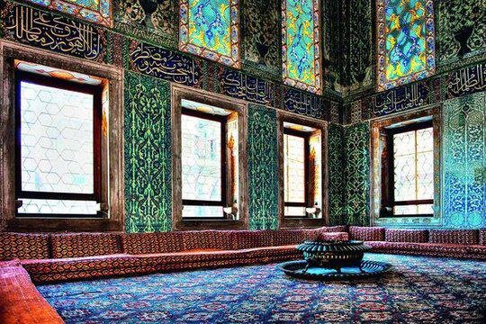 Мать с сыном, пройдя сквозь второй участок, ведущий к дому госсовета, скрываются за воротами бокового портала, за которым находятся дозорные позиции «черных евнухов» и проход во двор с рядом колонн, поддерживаемых бронзовыми вратами. Никому из мужчин, за исключением султана, его детей и евнухов, не дозволено входить туда. Эти ворота - вход в святое место под названием гарем.

Гарем изнутри