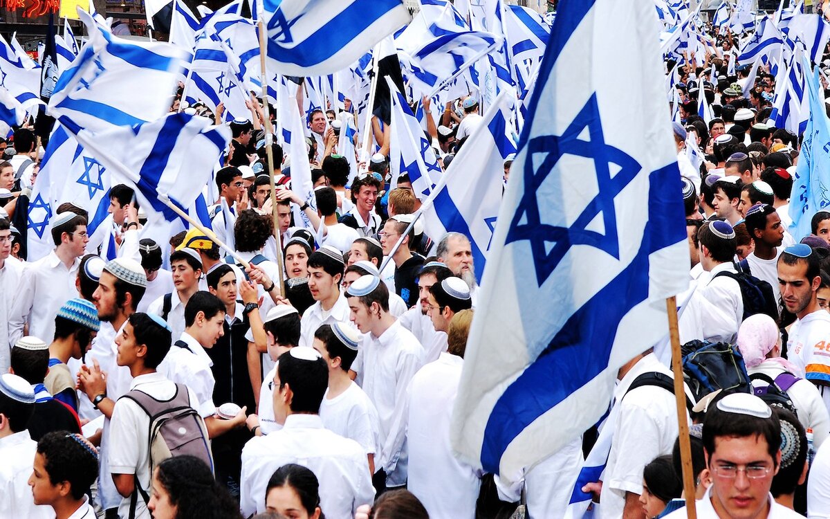 Население Израиля на 2020. Yom Haatzmaut. Синагога и флаг Израиля. Израиль сионизм.