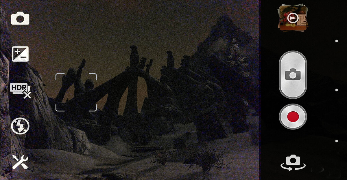 Телефон плохо снимает в темноте.