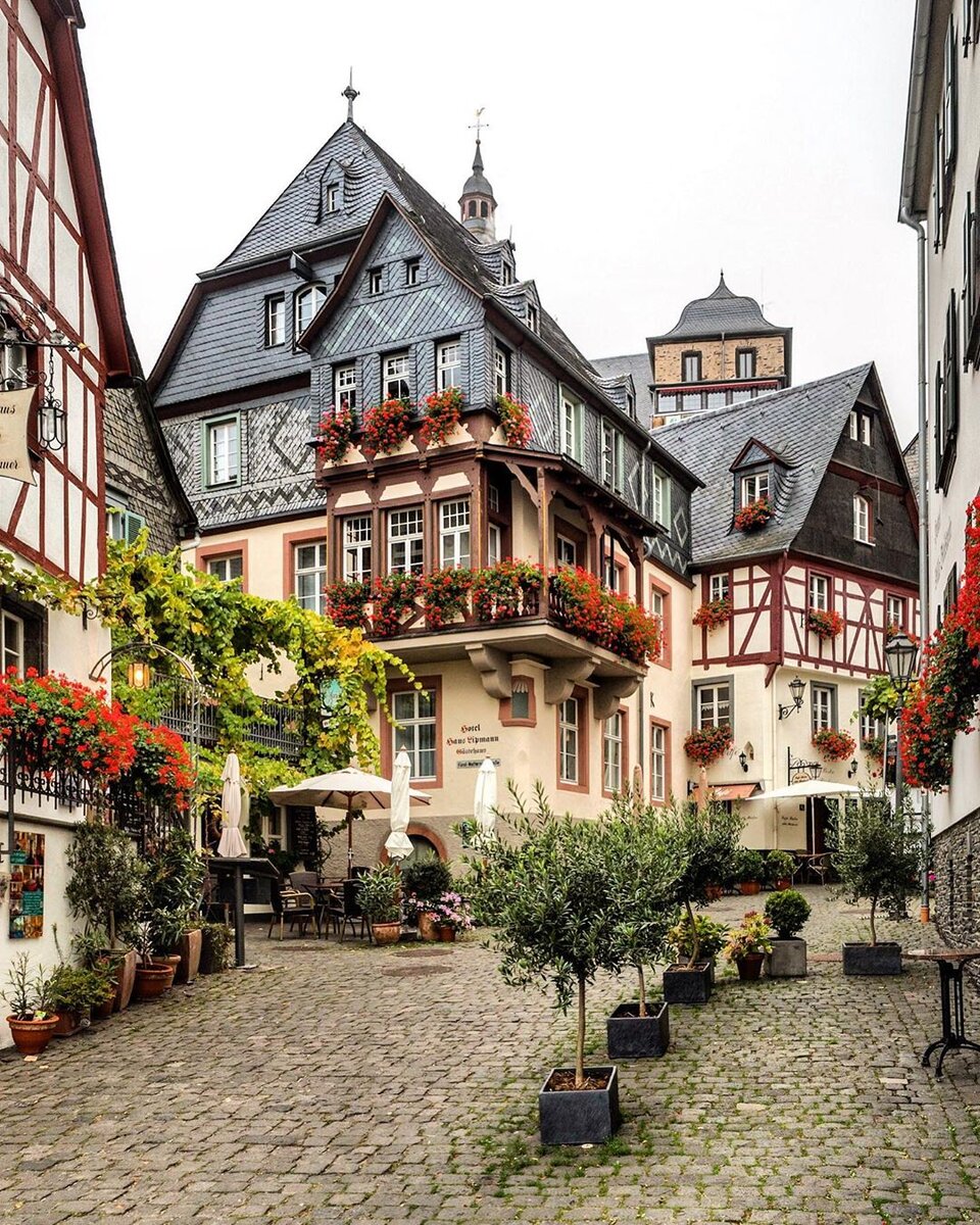 Один из многочисленных примеров красивейшей архитектуры Германии)