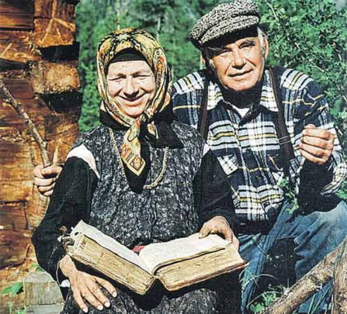 Агафья Лыкова и Василий Песков | Фото: oursociety.ru