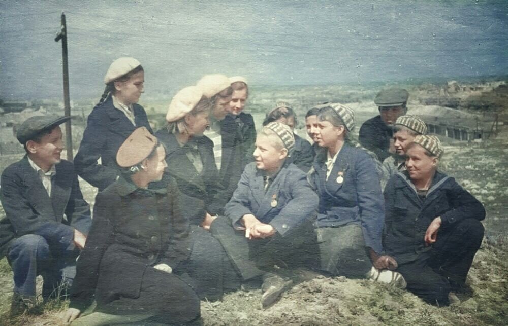 Виктор и Вера Снитко, награжденные медалями «За боевые заслуги» за героическое тушение зажигательных бомб, беседуют со своими товарищами. Апрель 1942