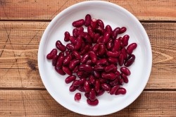 ШАГ 2:
Банку с консервированной красной фасолью аккуратно откройте и слейте жидкость. Промойте фасоль холодной водой и выложите нужное количество фасоли в выбранную посуду для салата - глубокую миску, салатник. Фасоль для салата можно сварить самостоятельно.