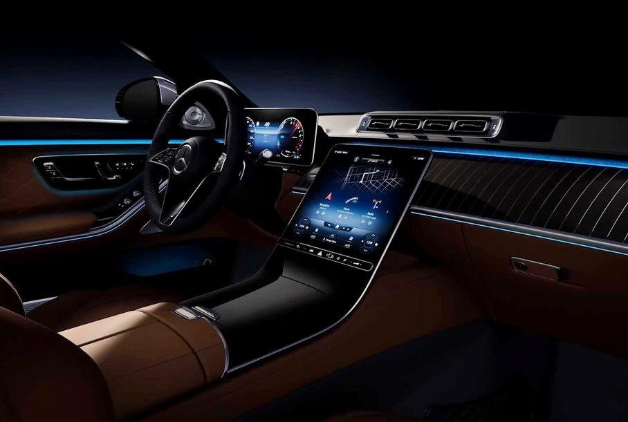 На официальном сайте Mercedes-Benz обнаружили серию снимков интерьера нового S-Класса. Салон представительского седана оказался полностью раскрыт до премьеры: детальной съёмкой поделилась пресс-служба Daimler, а оценить внутреннее убранство целиком позволили другие изображения из фирменной галереи.