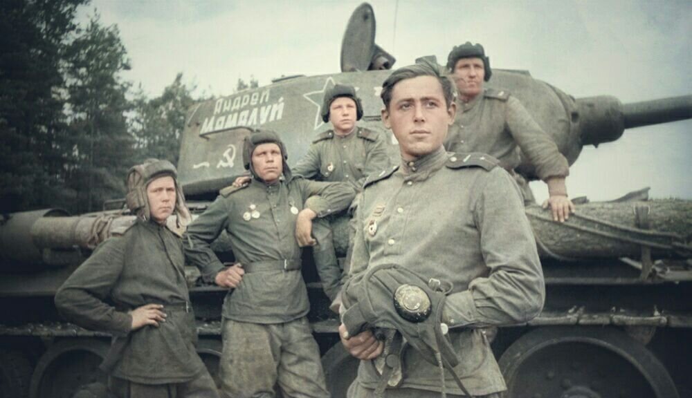 Именной танк Т-34-85 УВЗ «Андрей Мамалуй» (назван в честь командира 3-го танкового батальона 25-й гвардейской танковой бригады гвардии майора А.П. Мамалуя, умершего от ран в госпитале Вильнюса 14 августа 1944 года). Передан лучшему экипажу бригады. Слева направо: заряжающий сержант В.Ф. Емельянов, механик-водитель старшина А.П. Петров, радист-пулеметчик старший сержант М.Г. Чугулев; впереди — командир танка младший лейтенант А.Б. Михайлов (командир взвода, представлен к присвоению звания ГСС и получил его 24 марта 1945 года) и командир орудия старший сержант А.Н. Звягинцев. 3-й Белорусский фронт, 2-й гвардейский Тацинский танковый корпус. Осень 1944 года. Источник: military-chronicle.com/pdf/VostochnayaPrussiya.pdf