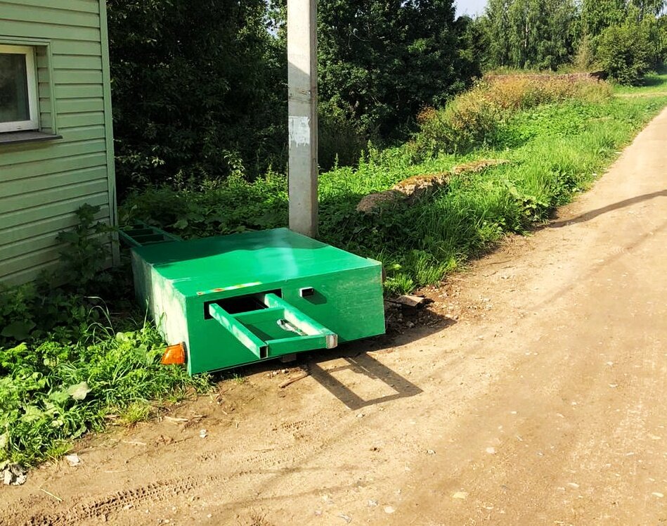 Грустно так лежит... Будто кто-то психанул... 