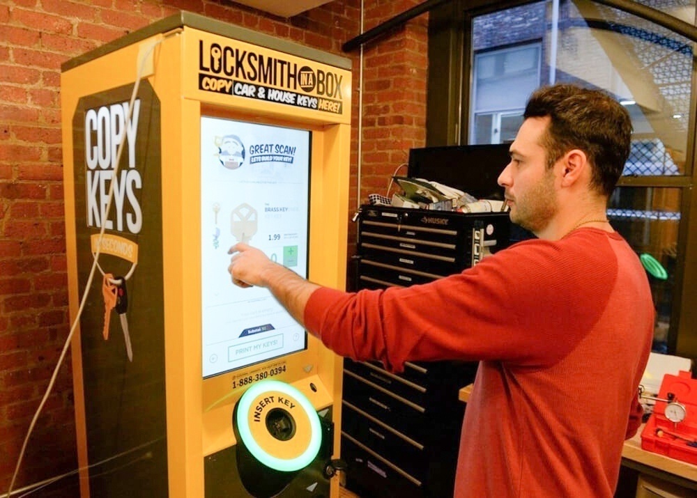 Начальные вложения: 350 тыс. руб. Прибыль в месяц: 25-30 тыс. руб. Срок окупаемости: 12 мес.  Свежая идея для вендингового бизнеса – автоматы по изготовлению ключей. Низкий уровень конкуренции, простая организация и высокий спрос на услугу – выгодные условия для старта. С чего начать? 