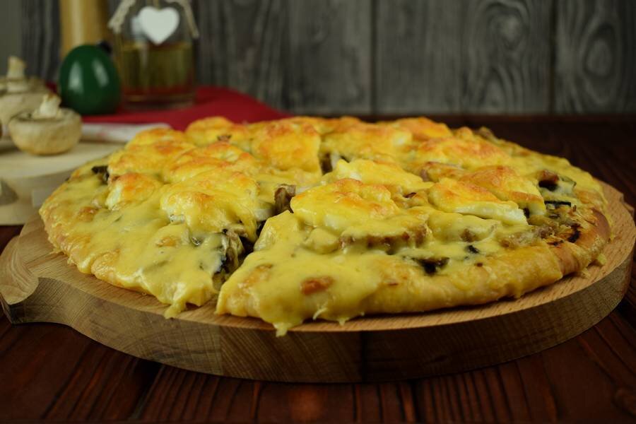 Домашняя пицца с грибами из дрожжевого теста