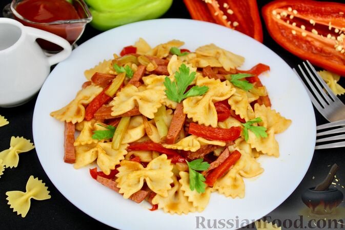 макароны, колбаса копчёная, перец сладкий, лук репчатый, соус томатный, масло растительное, соль, перец чёрный молотый, зелень петрушки