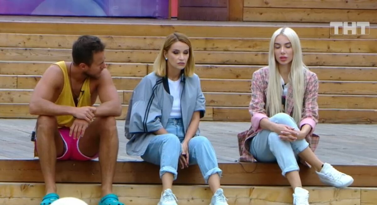 Никита, Ольга Орлова и Настя. Фото сделано с трансляции Дом2 