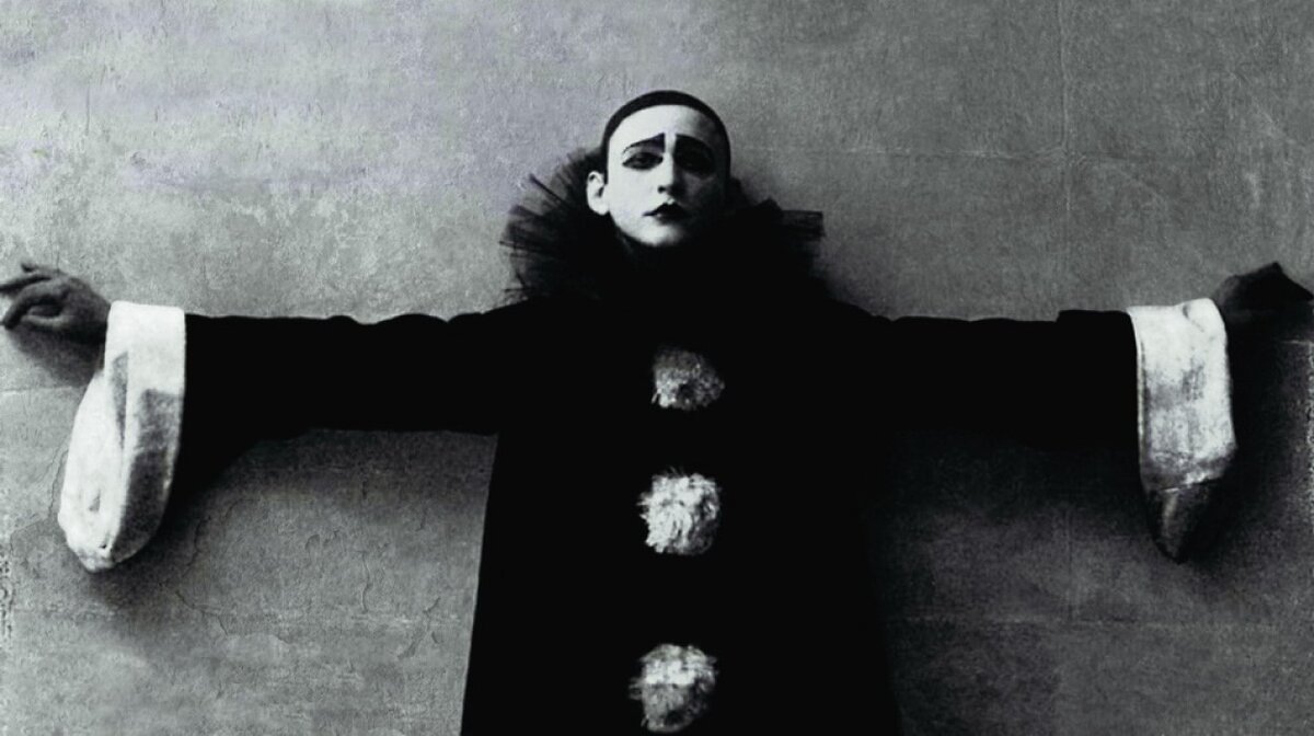 Александр Николаевич Вертинский (1889 - 1957 гг.) - русский и советский эстрадный артист, киноактёр, композитор, поэт и певец, кумир эстрады первой половины XX века. Отец актрис Марианны и Анастасии Вертинских. 