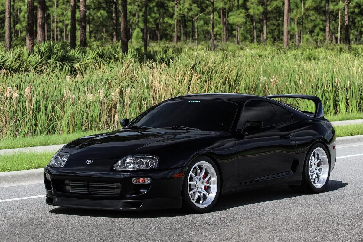 Серийный спортивный автомобиль, выпускающийся компанией Toyota с 1978 года. Дизайн Supra был перенят от Toyota Celica, но кузов стал длиннее и шире. Начиная с середины 1986 года, Supra отделилась от Celica, став самостоятельной моделью. В связи с этим Toyota перестала использовать префикс Celica, и автомобиль стал именоваться просто Supra. Первое, второе и третье поколения Supra собирались на заводе в Тахаре, а четвёртое и пятое поколение - на заводе в городе Тоёта в Японии.