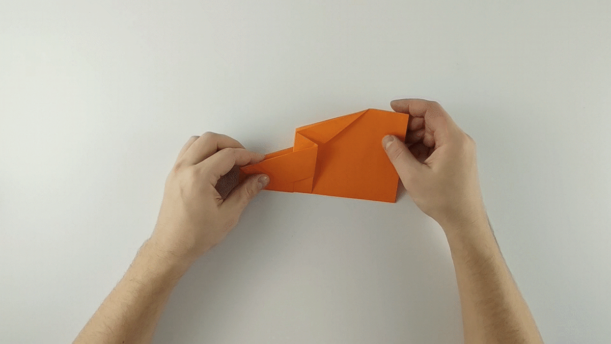 Шаг 8.1. Сгибаем крыло самолета. Линия сгиба проходит от центра в носу самолета, и проходит через линию получившуюся на 4-м шаге. 