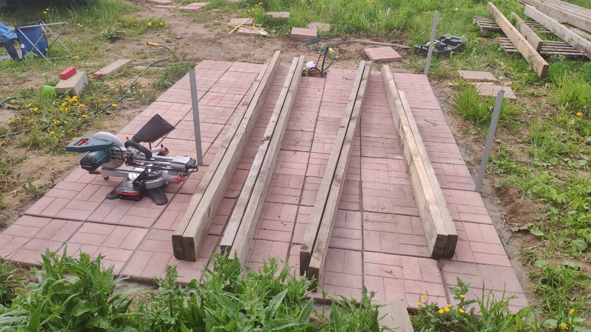 Сдвоенный брус 150х50, подобрал нужную толщину каждого (как как она плавала). 