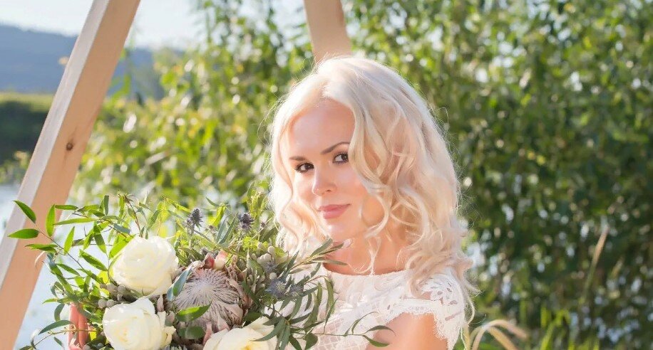 Красивая девушка с букетом. Изображение с сайта Яндекс картинки