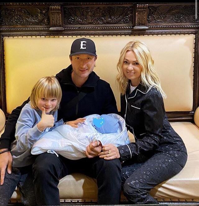 Семья Рудковской и Плющенко с сыновьями Сашей и Арсением