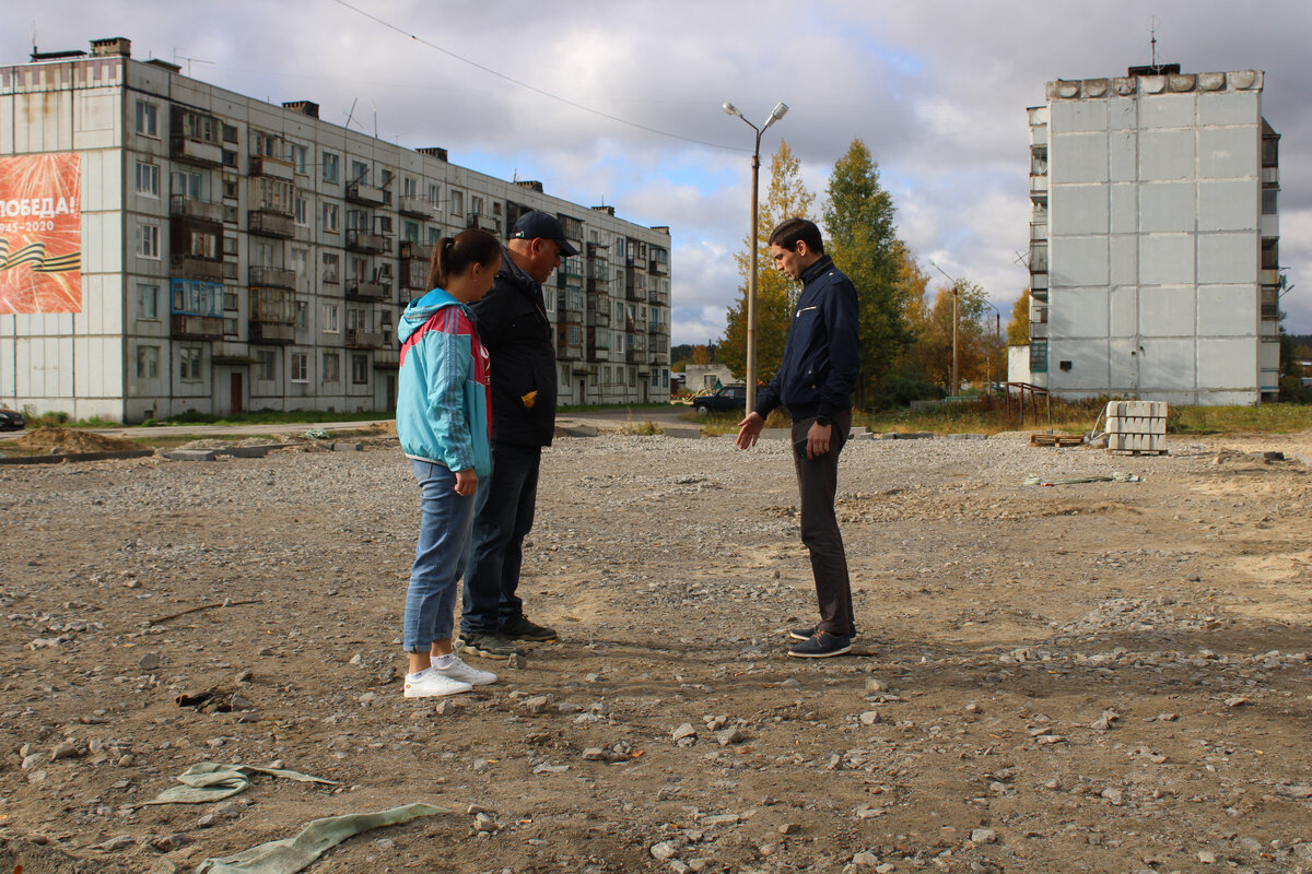 Глава Алакуртти Александр Самарин вместе с и.о. главы администрации Полиной Кулешовой следят за ходом строительных работ на ул. Кузнецова
