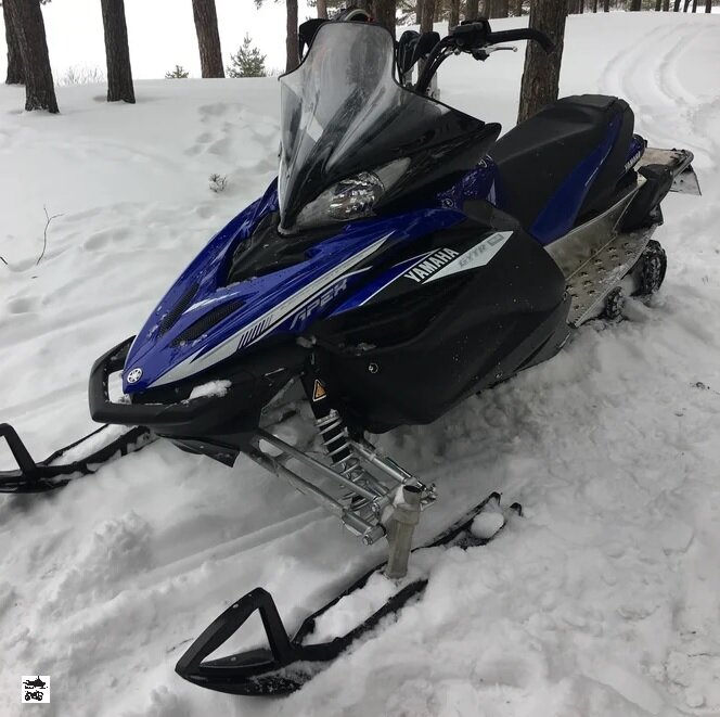 Под этим капотом стоит настоящий "пламенный мотор". Только не пытайтесь поднять его за бампер. Лучше сразу приготовьте лебедку. Спина целее будет. 