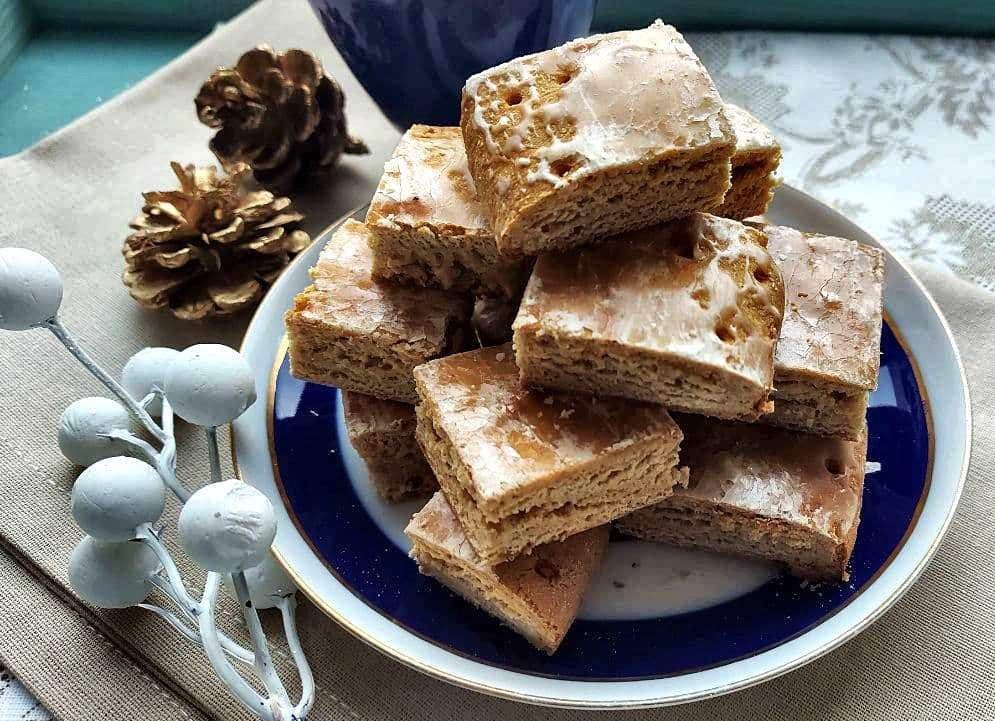 Рецепт постной коврижки медовой классической. Коврижка медовая. Печенье коврижка. Рождественская коврижка. Коврижка булочка.