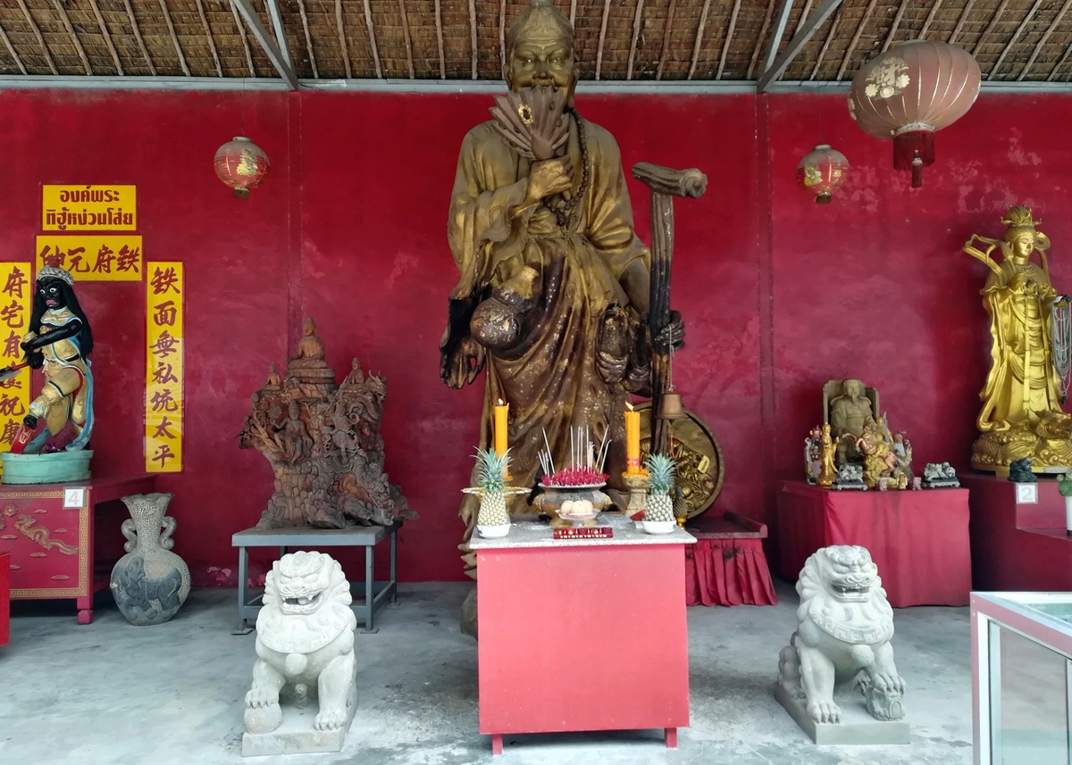 Статуи у стен храма Большого Будды на Пхукете Phuket Big Buddha. Поклоняйся-не поклоняйся, а от некоторых вещей никто спасти не в силах.