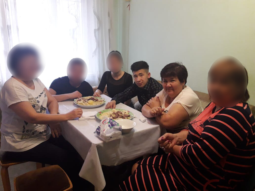 Саламат Утегенов (3 справа) вместе со своей семьёй