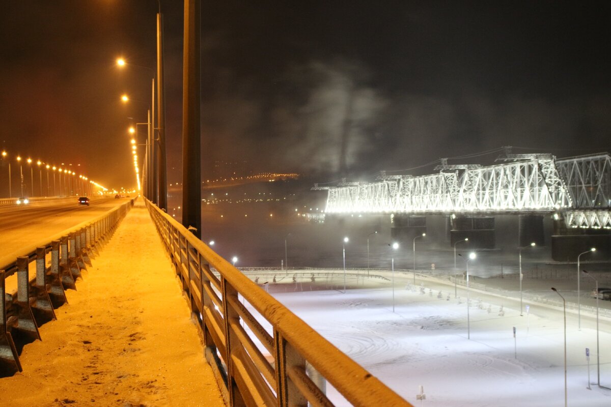 Вид с Николаевского моста на железнодорожный мост в Красноярске