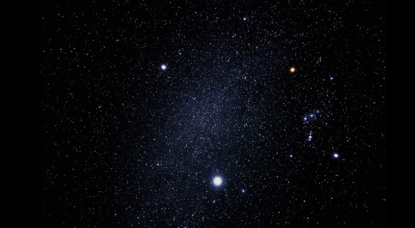 Фотография зимнего треугольника. Снизу — Сириус, слева — Процион, справа — Бетельгейзе и созвездие Ориона. фото с wikipedia