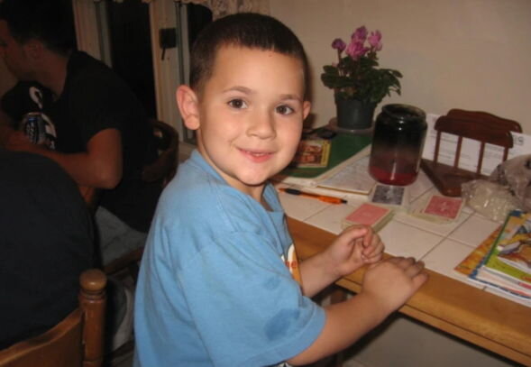 Вроде обычный мальчик Майки Шанель