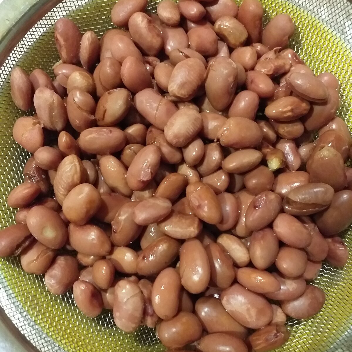 Фасоль откидываем на сито