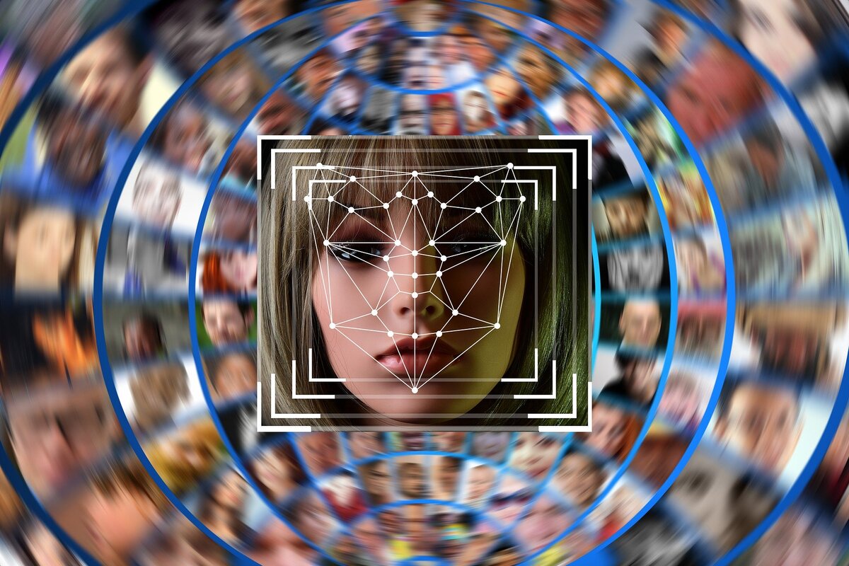 Биометрическая система распознавания лиц Clearview AI. Источник фото: news.knowledia