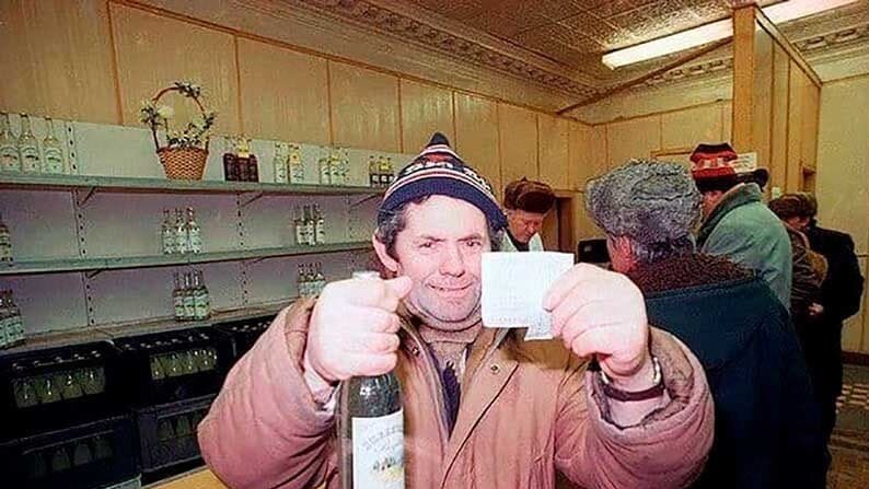 Счастливый обладатель бутылки водки, купленной по талонам во время антиалкогольной кампании.
