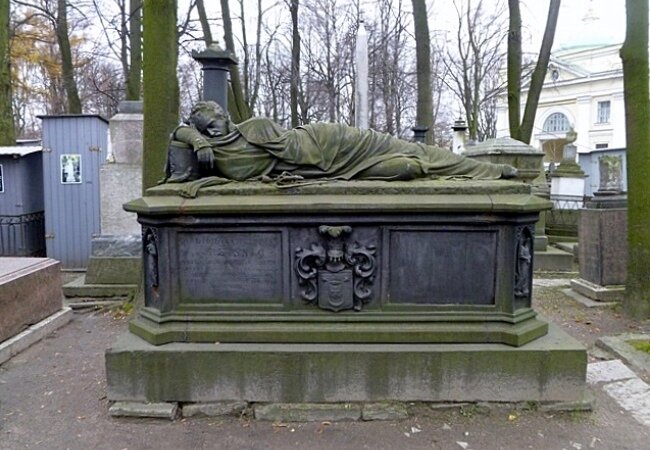 памятник на могиле Карла Рейсига