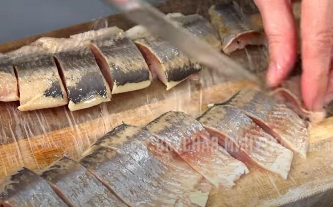 1. Соленую селедку (лучше брать пожирнее) разбираю на филе и убираю все кости. Нарезаю.