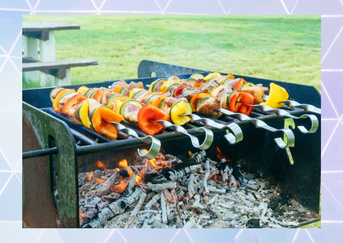 Открывать сезон шашлыков с дня рождения друга - это уже традиция (фото Canva)
