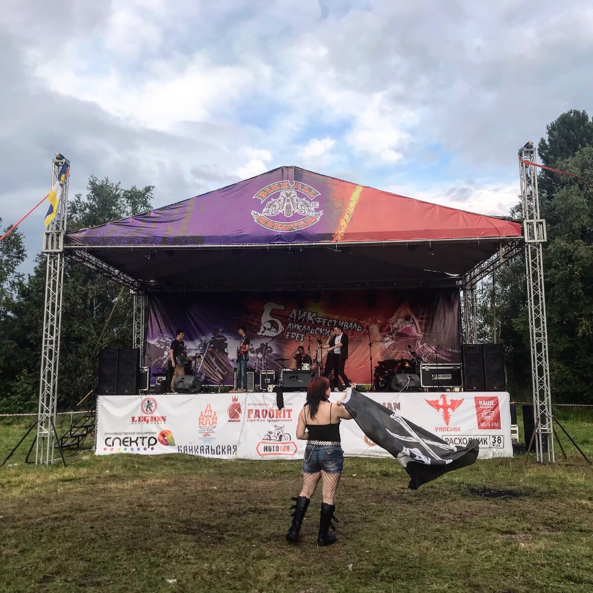 Одинокая танцовщица у сцены