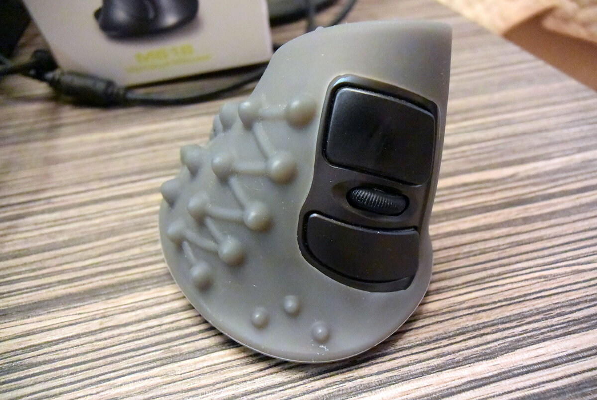 Во-первых она, конечно, вертикальная, но внимание привлекла не этим :) а тем, что своим кожухом довольно сильно смахивает на «игрушку для взрослых» (я проверял - это не я «пошляк», не одному мне так показалось :)) и да - это моя рабочая мышь в текущем моменте.