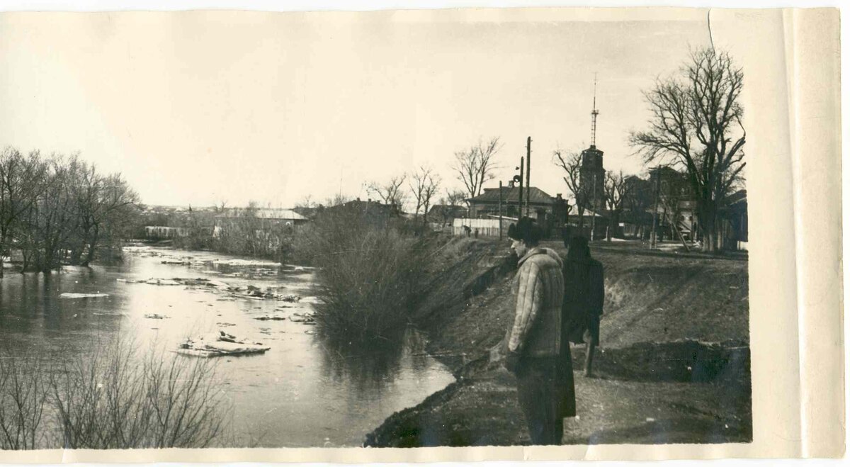  Противоположный берег низкий пологий был затоплен водой. Кусты и деревья ивы, стоявшие в воде, лишь обозначали границу береговой черты. Фото из того времени.