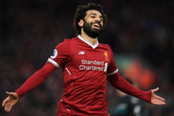 Салах который год подряд продолжает держать высокую планку. Когда он пришёл на «Энфилд» в первом же сезоне забил в Английской Премьер-лиге 32 мяча, тем самым установив новый рекорд. В прошлом розыгрыше АПЛ египтянин снова стал лучшим бомбардиром, но уже проявил себя не так результативно. Мо Салаху часто не везёт на завершающей стадии. Он чрезвычайно техничный и трудолюбивый игрок и в каждой встрече выкладывается на все 100%. На дриблинге Мохаммед способен протянуть игровой снаряд с центра поля до штрафной, при этом обыграв несколько противников. Его стиль ведения мяча во многом напоминает великолепного Лео Месси. Салах не является эгоистом, он всегда отдаст пас партнёру, находящемуся в лучшем ударном положении. И в завершении: в 2018 году Салах занял 6-е место в борьбе за «золотой мяч», в 2019-м уже 5-е место. В 2020 году, нет сомнений, что африканский чудо форвард тоже будет в десятке, а может даже и в ТОП-3. 
Вот такой наш рейтинг. Конечно, если бы его расширить и сделать, например, ТОП-15 или 20, то сюда несомненно вошли такие видные персонажи, как Рахим Стёрлинг, Анхель Ди Мария, Эрлинг Холланд, Пауло Дибала, Алиссон Бекер и другие. Излагайте своё мнение в комментариях ниже, нам интересно, как видите вы список из 10 лучших футболистов мира в 2020 году.
