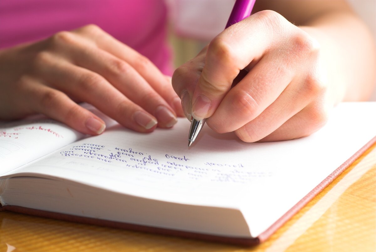 Желательно писать за столом.