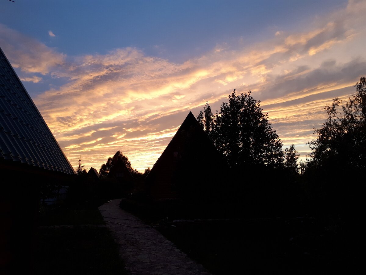 "Если тебе будет грустно, приходи туда, где провожали мы закат". Фото Трижды папа