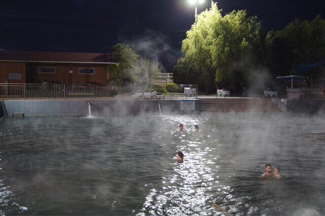 Открытый термальный бассейн вечером