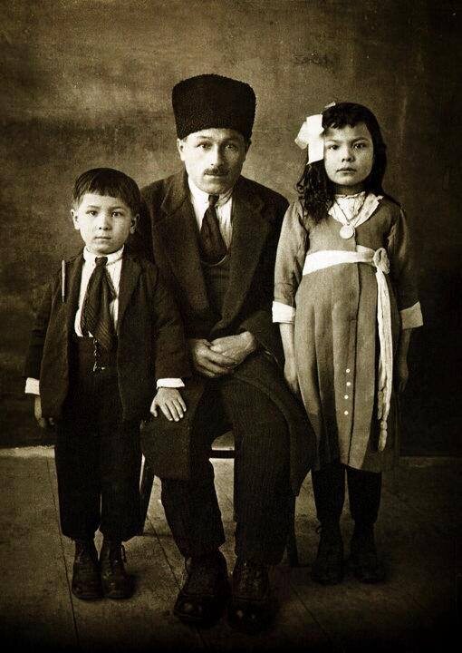 Переводчик с шумерского языка. Профессор Муаззез Ильмие Чиг с отцом и братом.  Фотография из фейсбука исследовательницы https://www.facebook.com/muazzezilmiyecig 