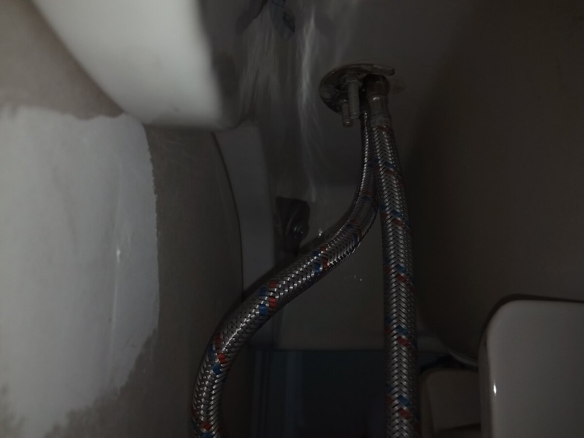 Подключение смесителя с помощью гибкой подводки